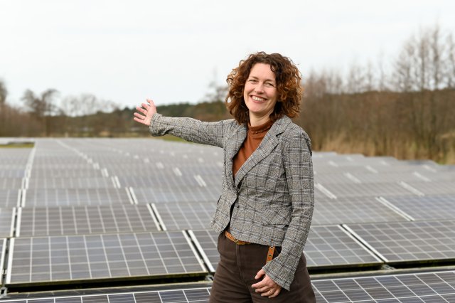 Engelien Reitsma voor het zonnepanelen landschap. 