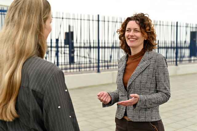 Engelien Reitsma bij de haven in gesprek. 