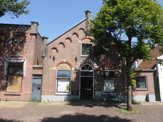 Het dorpshuis van de buitenkant op West-Terschelling 