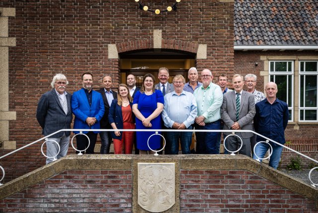 De gemeenteraad van Terschelling staat geposeerd voor het gemeentehuis van Terschelling