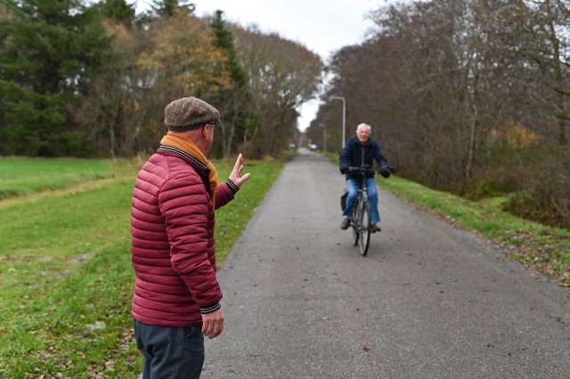 Hessel Boermans zwaaiend naar een inwoner.