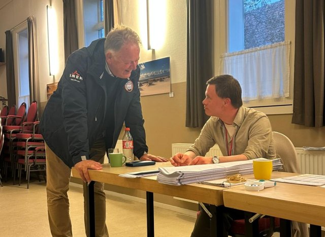 Burgemeester Roel Cazemier in gesprek met stembureaulid Arno