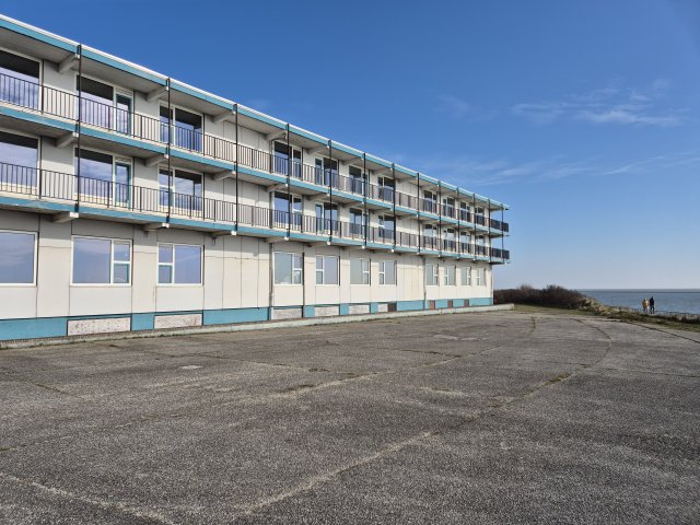 Voorkant van het oude campus Victoria op Terschelling