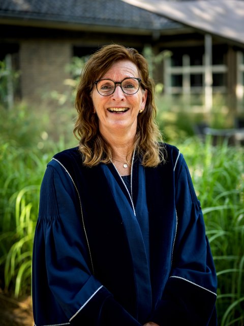 Trouwambtenaar Aukje van der Veen in toga