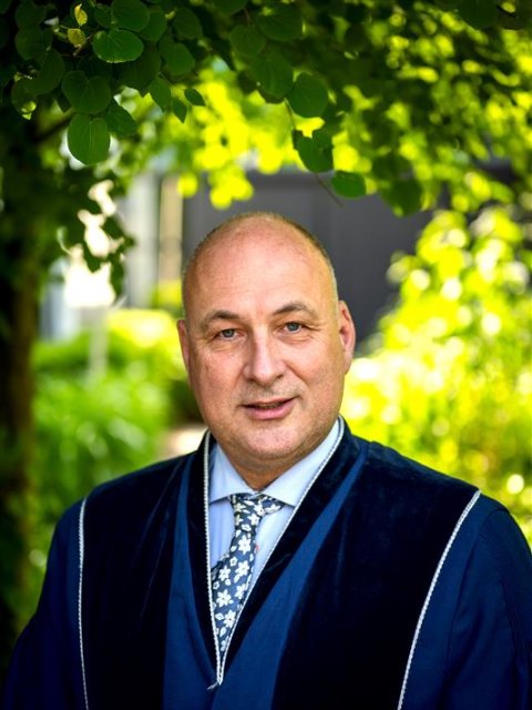 Trouwambtenaar Jan Willem Zwart in toga