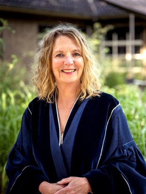 Trouwambtenaar Suzan Bosch in toga
