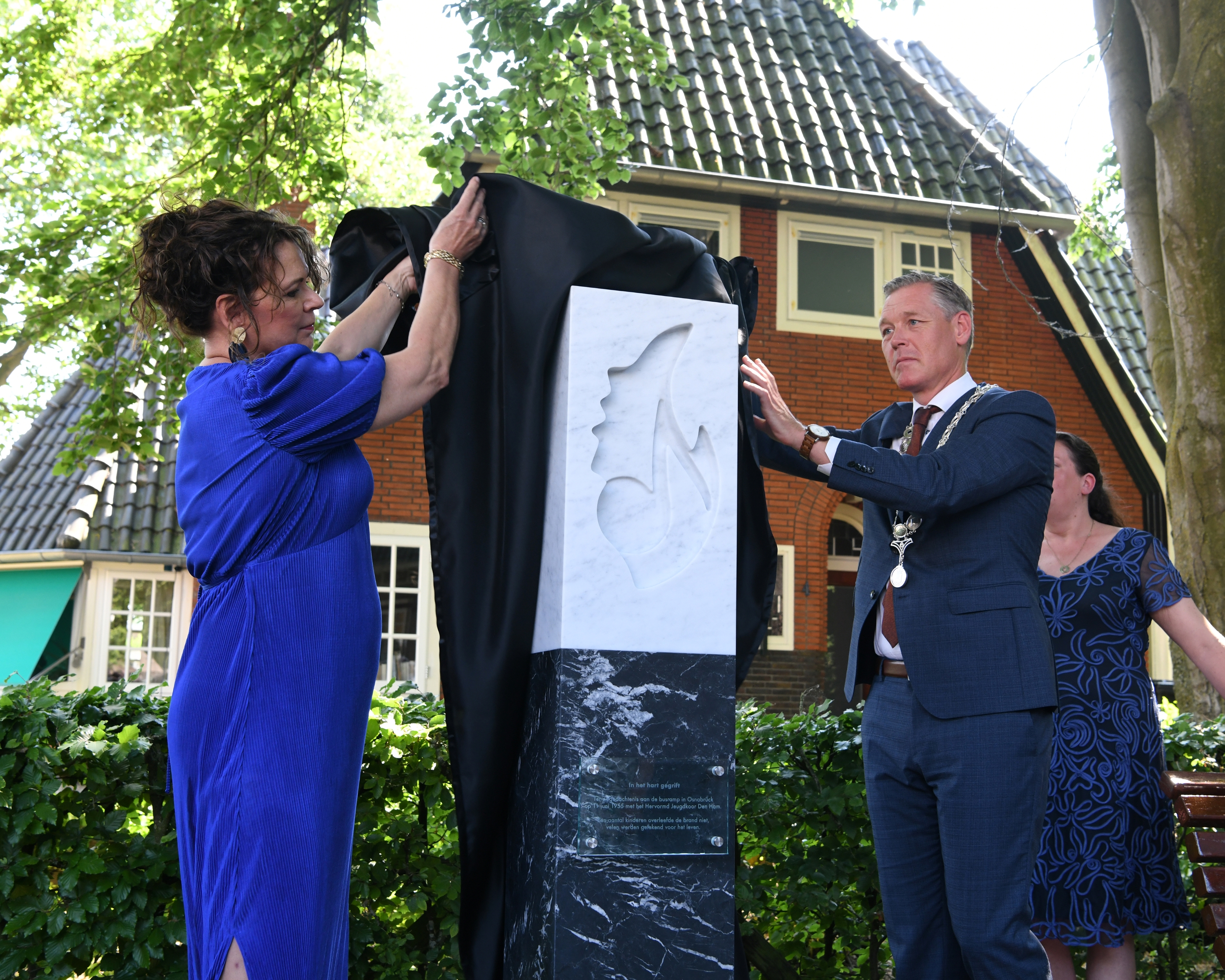 Burgemeester Hans Broekhuizen bij onthulling