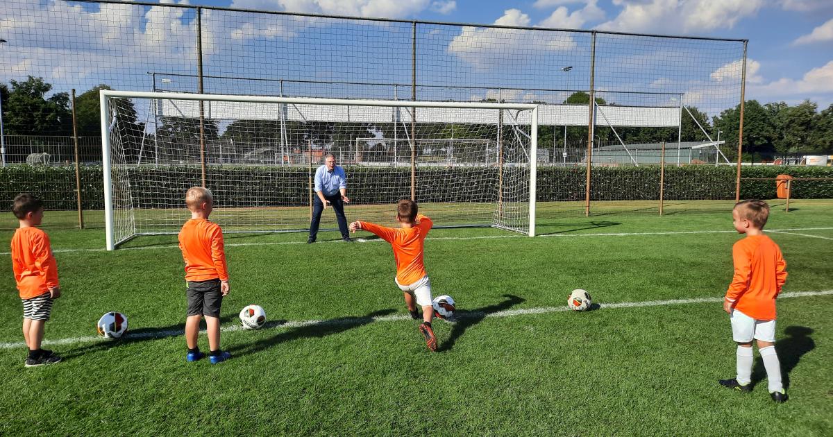 Wethouder Mark Paters opent seizoen bij vv Voorwaarts V. - Gemeente Twenterand