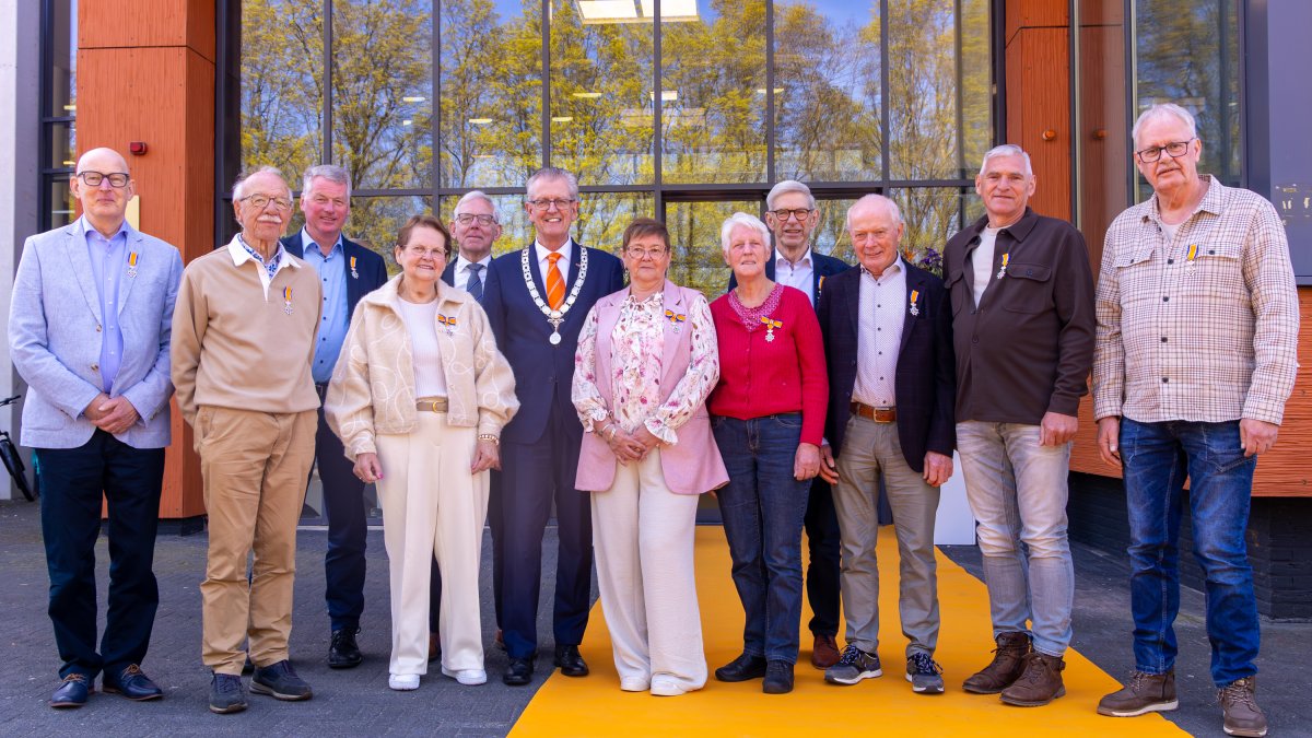 Elftal Twenteranders onderscheiden tijdens lintjesregen