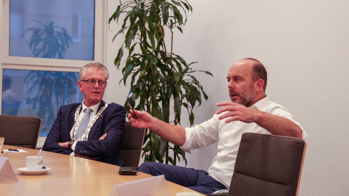 Minister in gesprek met inwoners over opvang en huisvesting in Twenterand