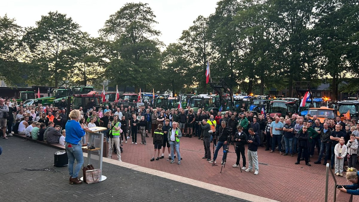 Boeren bieden petitie aan tijdens protest bij gemeentehuis