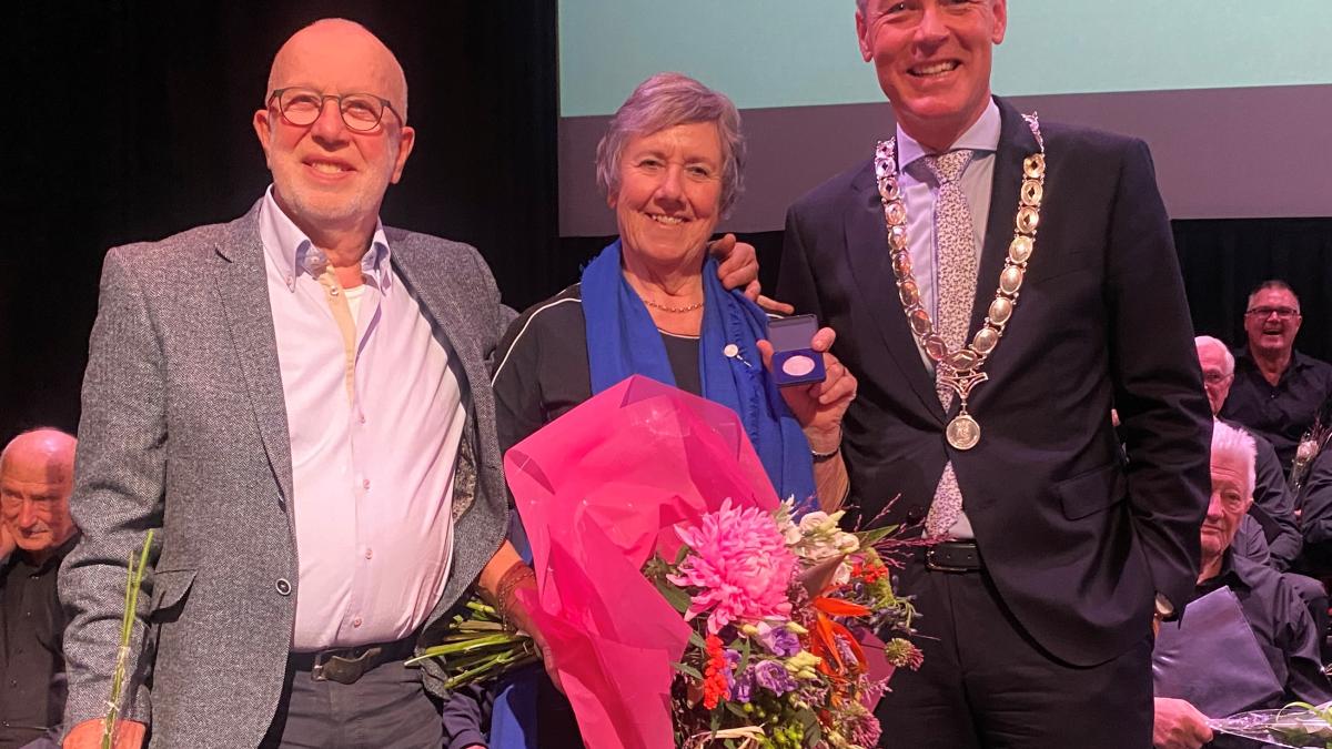 Erepenning voor streektaalvoorvechtster Thea Kroese - Gemeente Twenterand