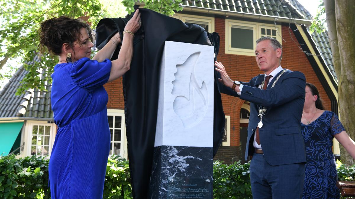 Den Ham herdenkt slachtoffers busramp met monument