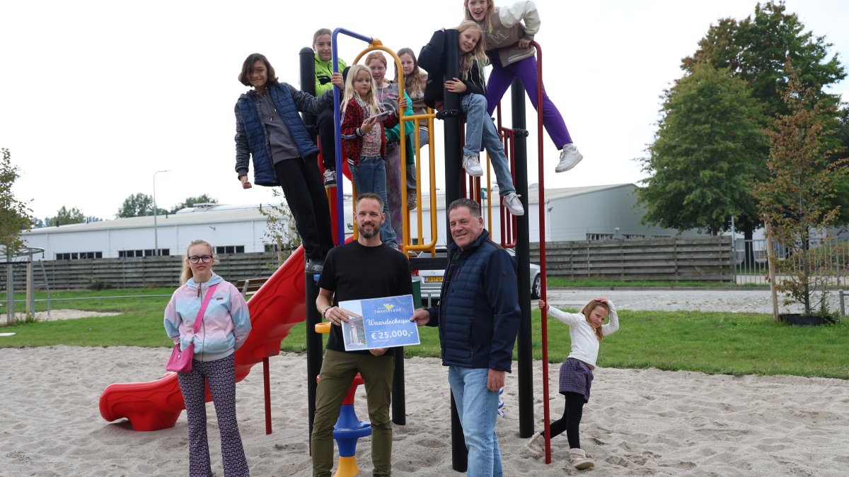 Speeltuin Westerdok feestelijk geopend op Burendag