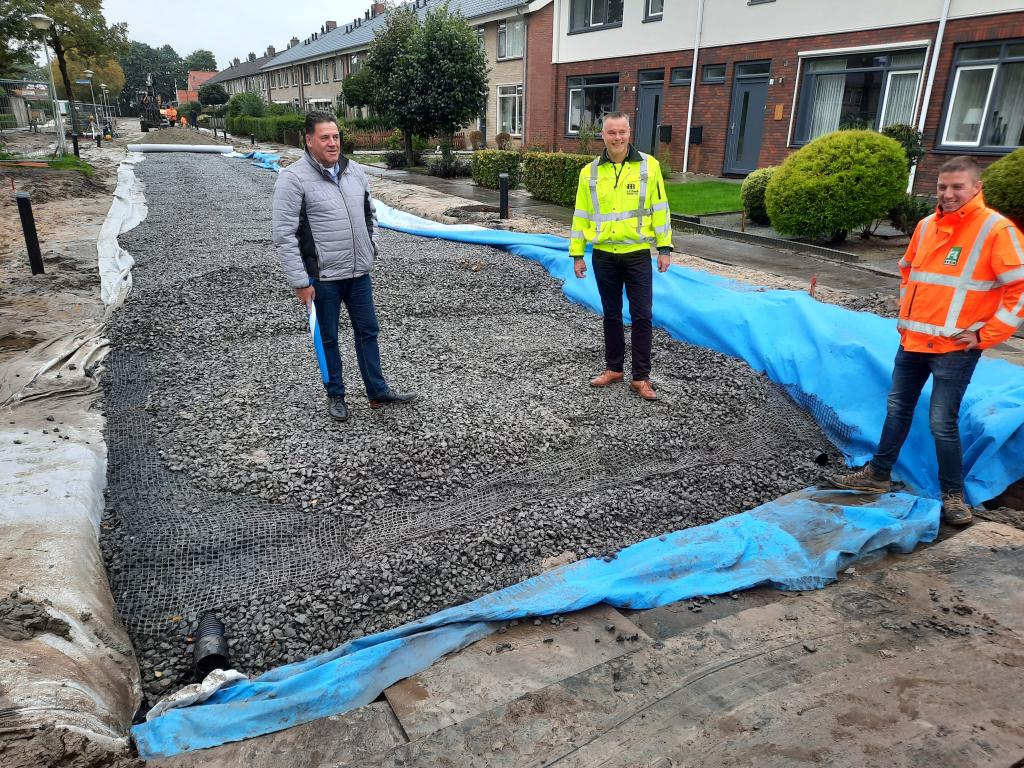 Roel Koster (wethouder gemeente Twenterand), Berry Mullink (v.d. Bosch Beton) en Rick Jansen (Reko Raalte)