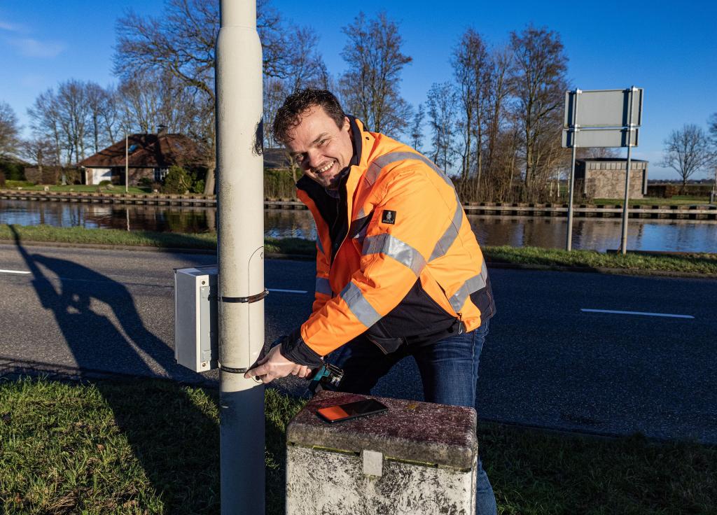 Arjan Hof monteert verkeersteller