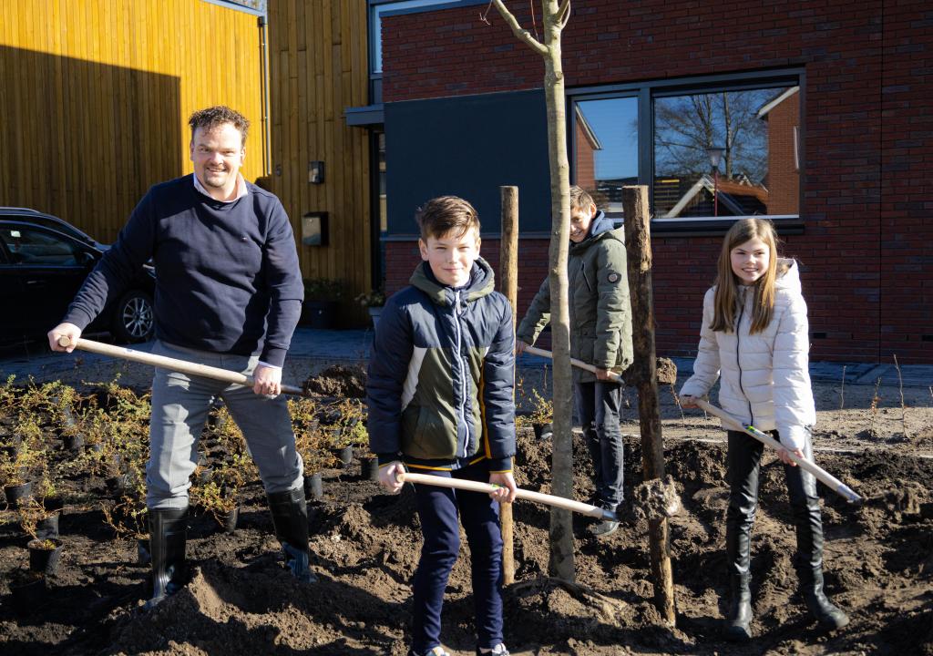 Wethouder Hof en leerlingen planten boom