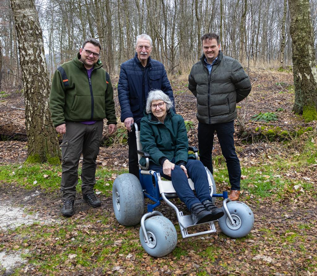 Van links naar rechts: Kees Jan Westra van Staatbosbeheer, Cor en Didy Knaken en wethouder Arjan Hof.