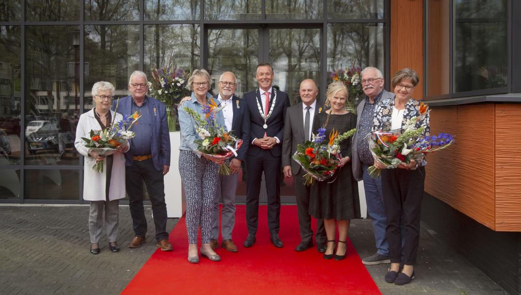 Groepsfoto met echtgenotes