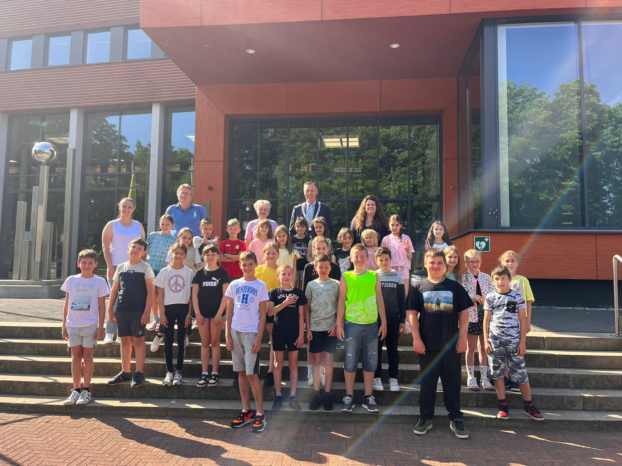 Kinderen met burgemeester Broekhuizen