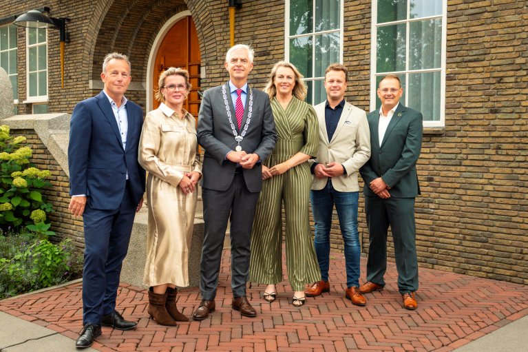 foto college Tytsjerksteradiel met van links naar rechts: Johan Krul, Trienke Wijbenga, Kanter Breuker, Berber van Zandbergen, Jan Pieter van der Velde en Jan Willem Sietsma.