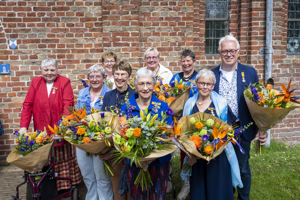 Foto met de negen inwoners die koninklijk onderscheiden zijn