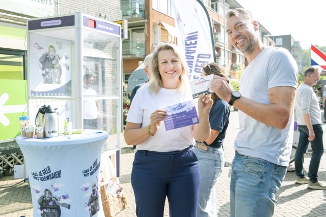 foto actie laat je geld niet wegwaaien, met wethouder Van Zandbergen