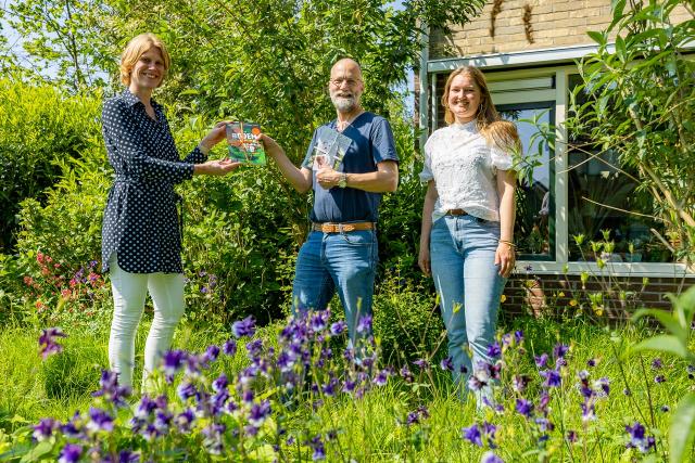 foto uitreiking prijs meest biodiverse tuin