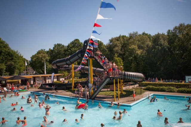 foto van glijbaan in zwembad Sawn Doarpen