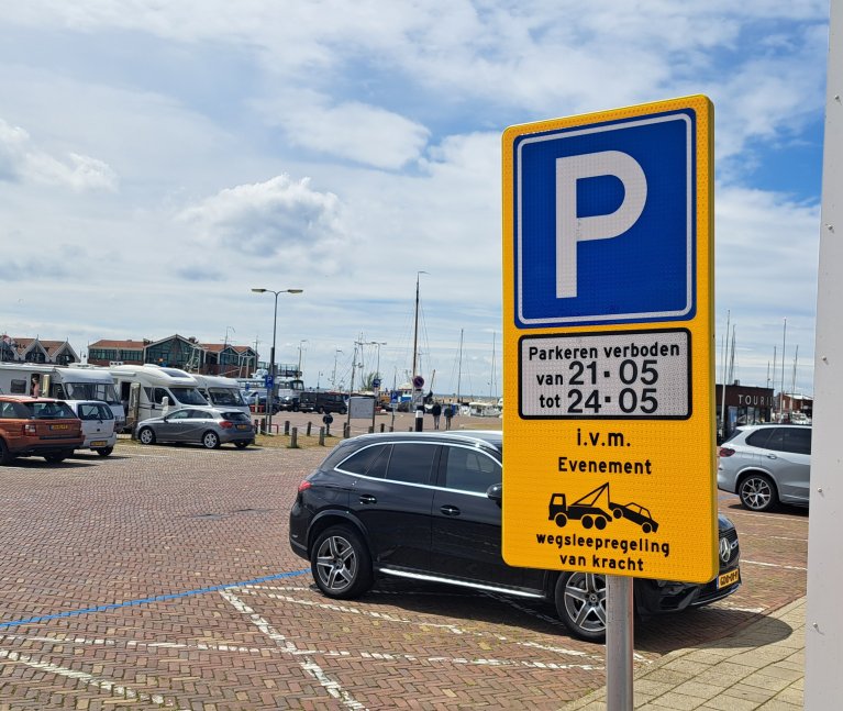 Verkeersbord wegsleepregeling in verband met Urkerdag van 21 mei tot en met 24 mei 2026