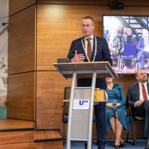 Burgemeester Cees van den Bos spreekt de gemeenteraad toe.