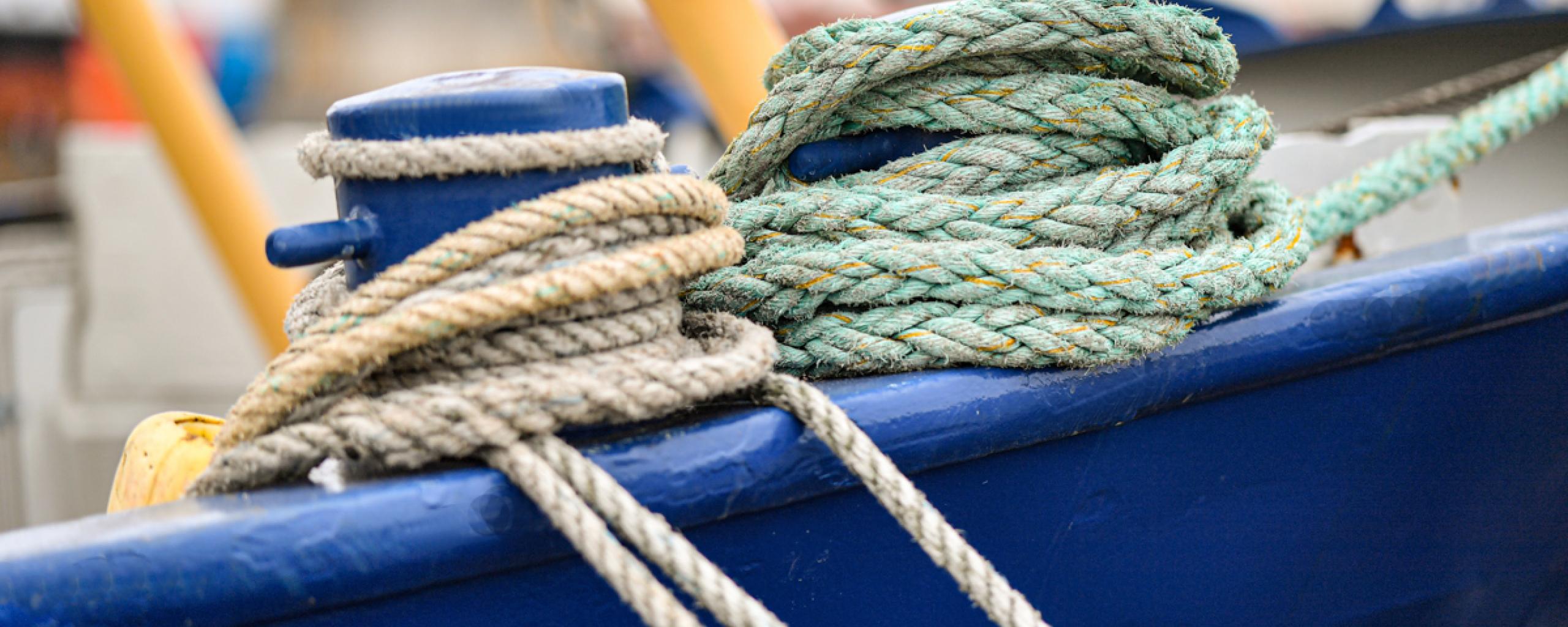 Deel van een blauw schip met touwen