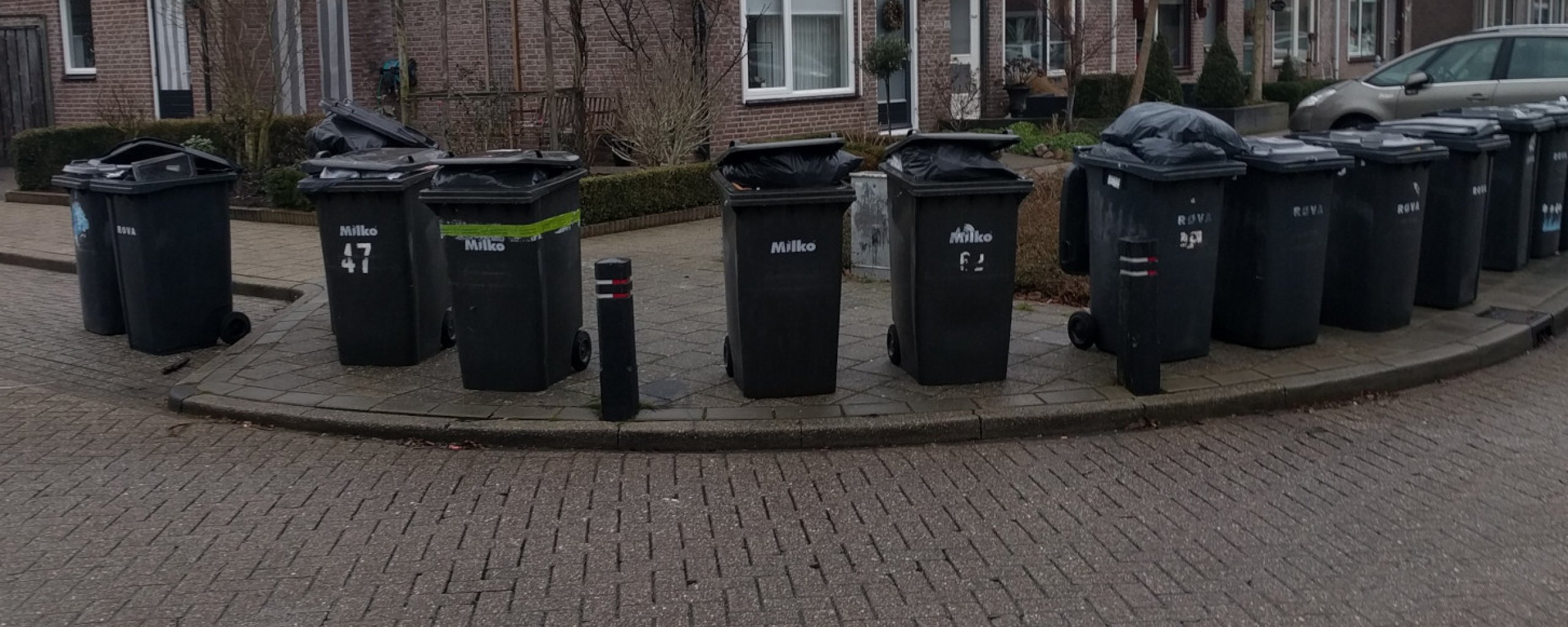 afvalcontainers op de stoep op Urk