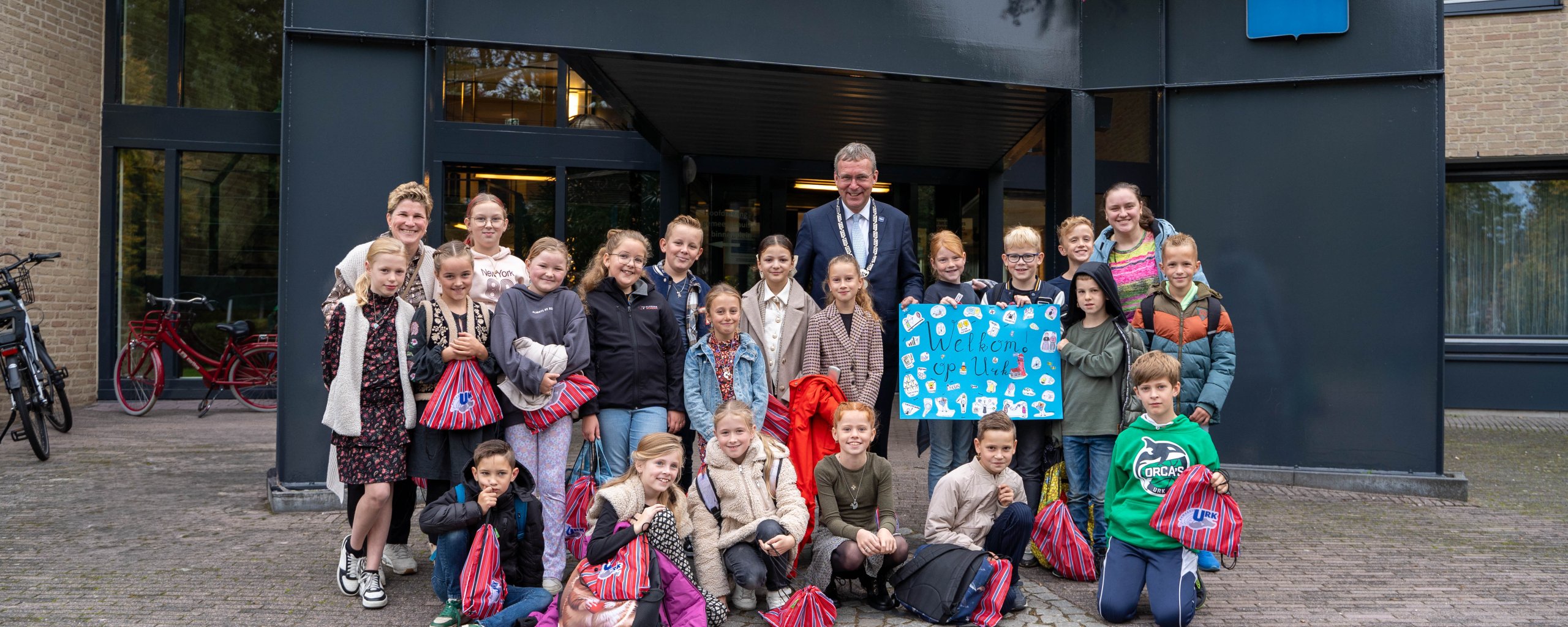 De burgemeester van Urk met groep 6 van de Wilhelminaschool