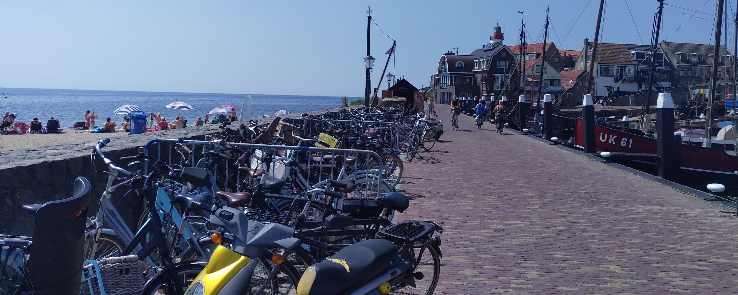 Fietsen langs de weg bij het strand van Urk