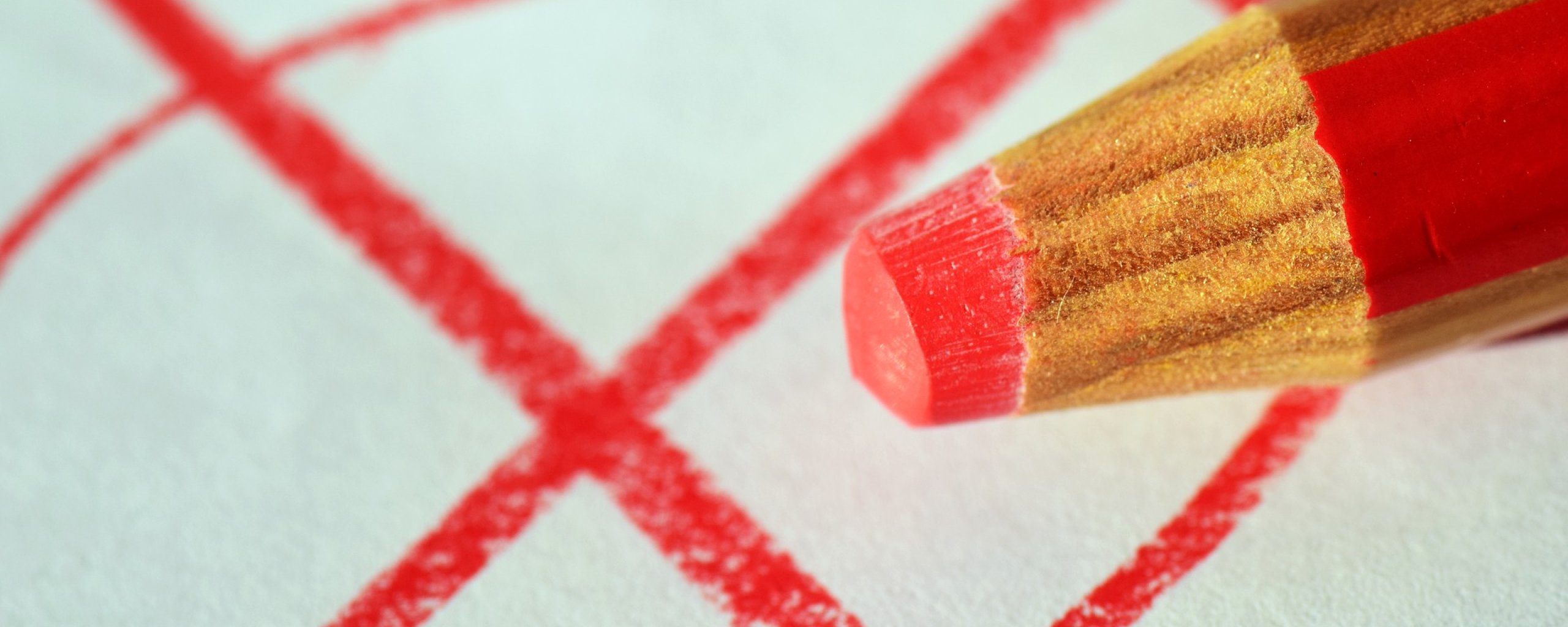 Rood potlood met een rood kruis