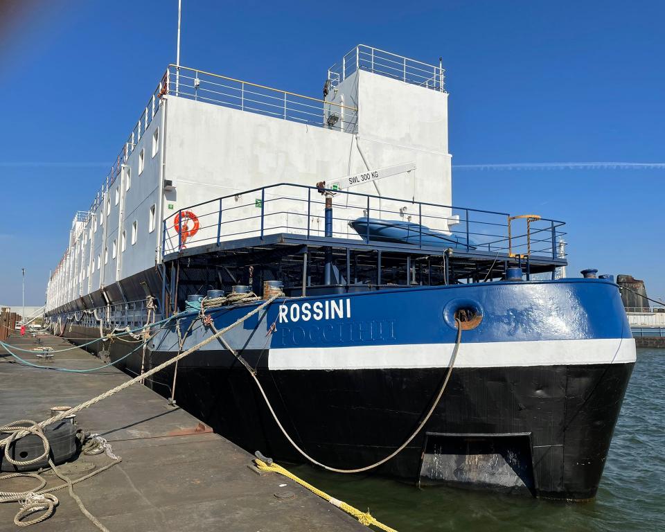 Groot schip in de haven 