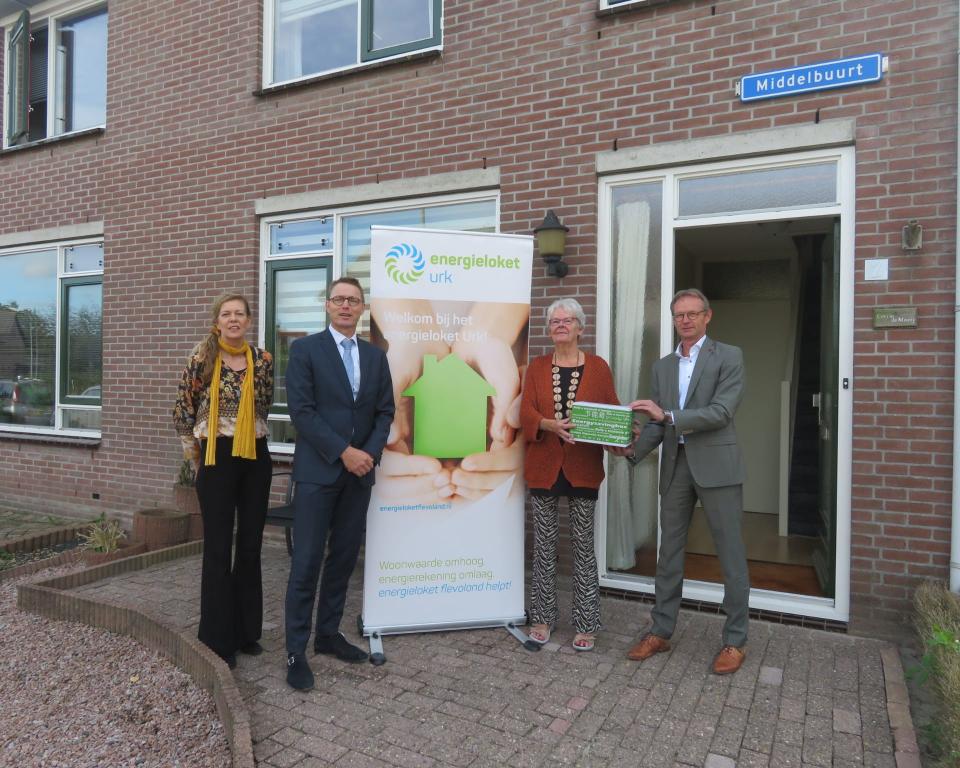 Vlnr.: Vera Dam (Energieloket Urk), wethouder Gerrit Post, Corrie de Mooij, Johan Oosterhoff (Woonstichting Patrimonium).