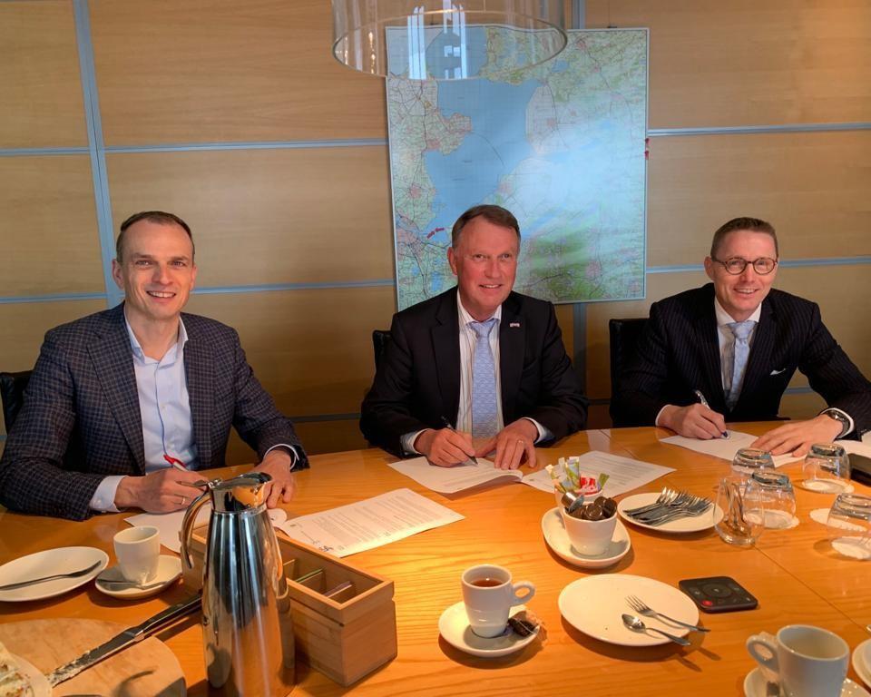 Wethouder Anjo Simonse van de gemeente Noordoostpolder, gedeputeerde Jan de Reus van de Provincie Flevoland en wethouder Gerrit Post van de gemeente Urk ondertekenen de bestuursovereenkomst voor een randweg rond Urk.