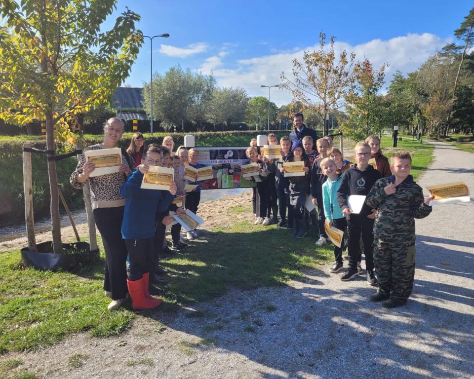 Leerlingen van groep 7 van de Cornelis Zeemanschool met wethouder Middelkoop bij de opening van het natuurspeelbos op Urk