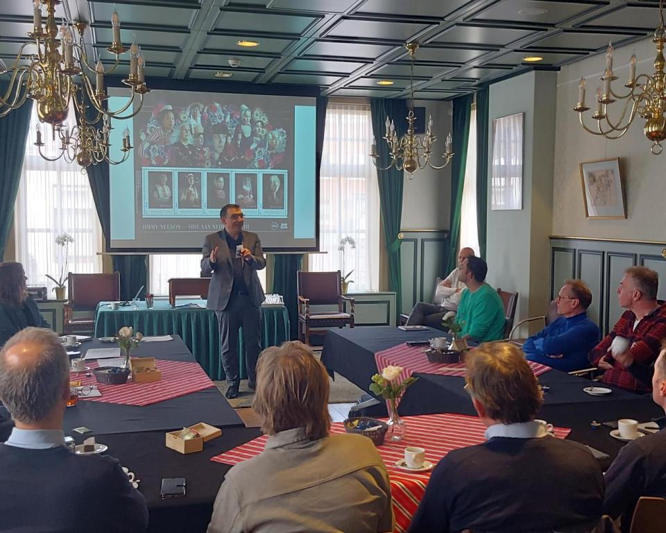 Wethouder Willem Foppen spreekt aanwezigen toe op een bijeenkomst over archeologie