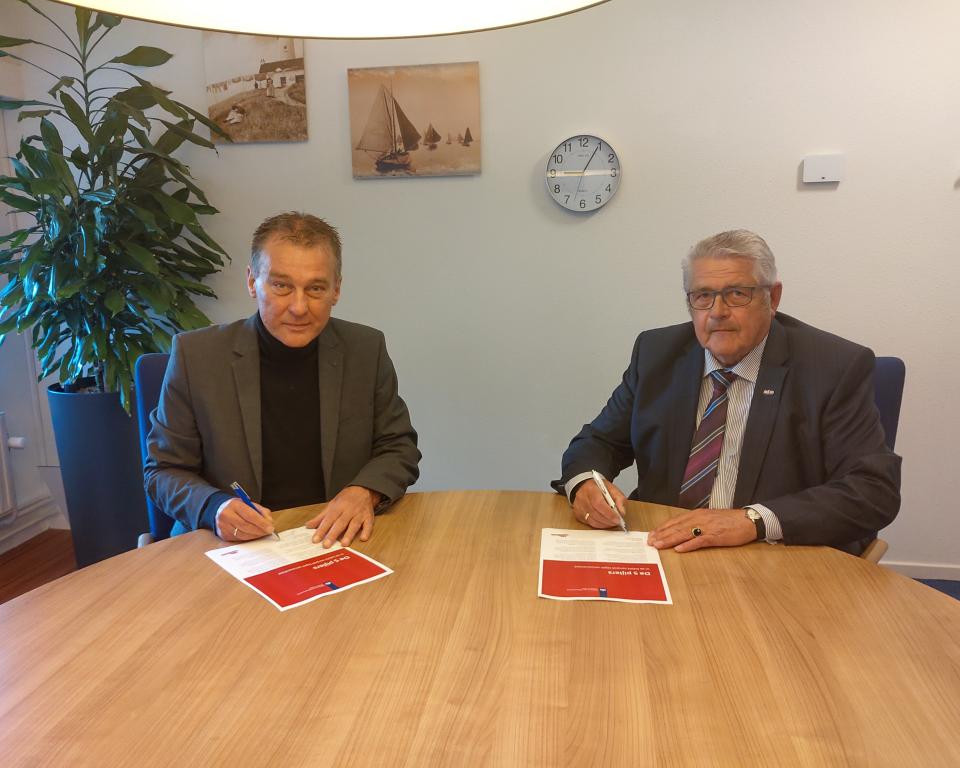 Wethouder Freek Brouwer en Jacob van Veldhuisen, voorzitter PCOB Urk zetten handtekening onder landelijk actieprogramma 1 tegen eenzaamheid van het ministerie van VWS.