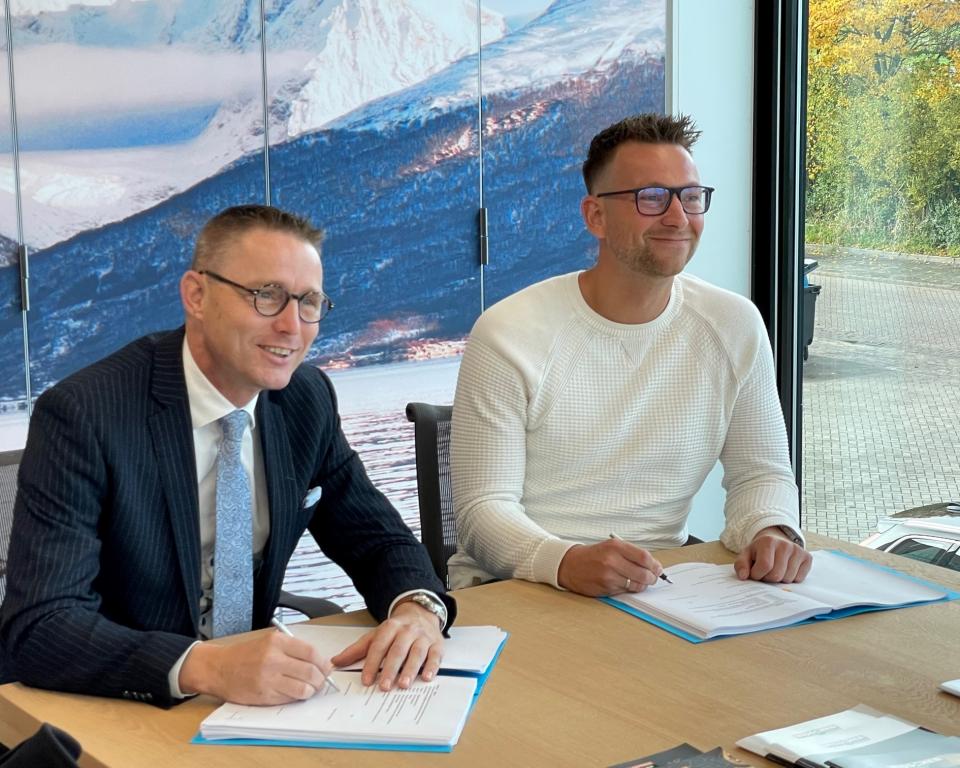 Op de foto: wethouder Gerrit Post en Tim Brouwer, ceo van Visscher Seafood ondertekenen overeenkomst voor uitbreiding Visscher Seafood