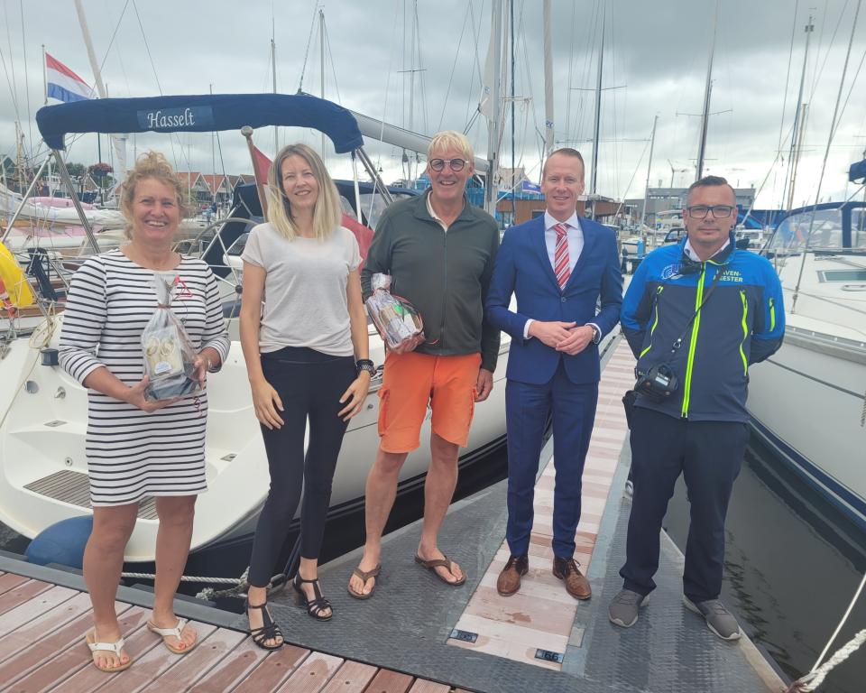 Op de foto v.l.n.r. Gabriële van der Kamp, Mariette Koffeman van Tourist Info, Evert-Jan van der Kamp, burgemeester Cees van den Bos en havenmeester Otto Schenk.