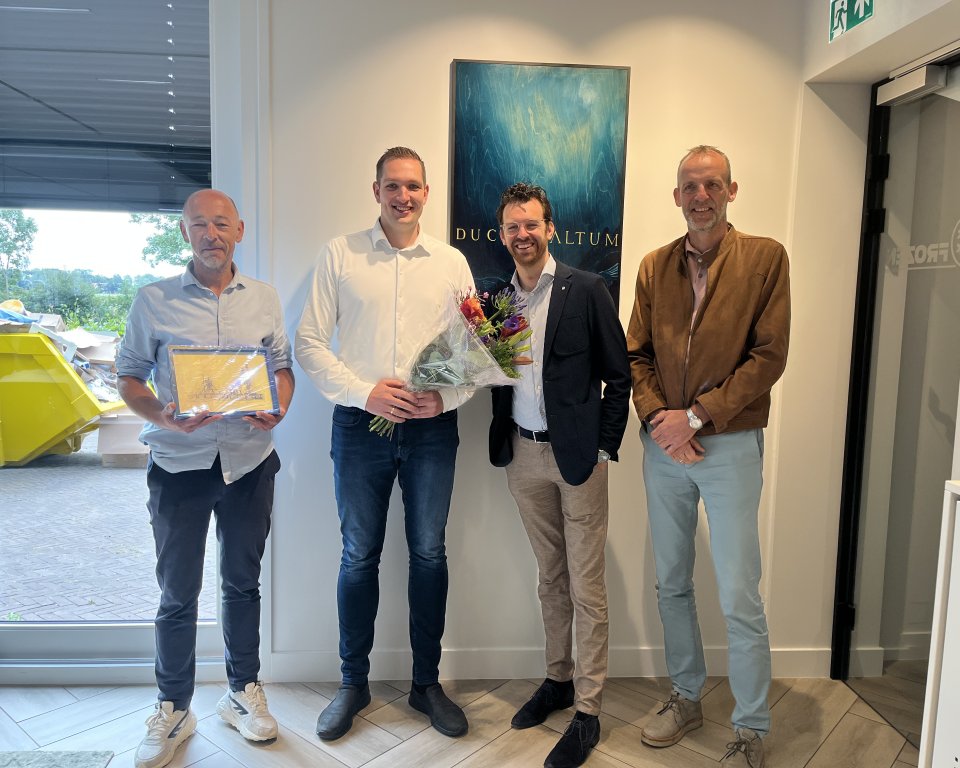 Feddo Veenstra en Louw Gnodde van Sea Frozen met Nathanaël Middelkoop en Andre de Vries van gemeente Urk