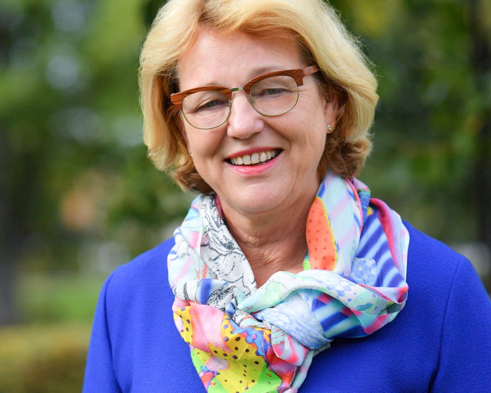 Portretfoto van interim burgemeester Ineke Bakker van Urk