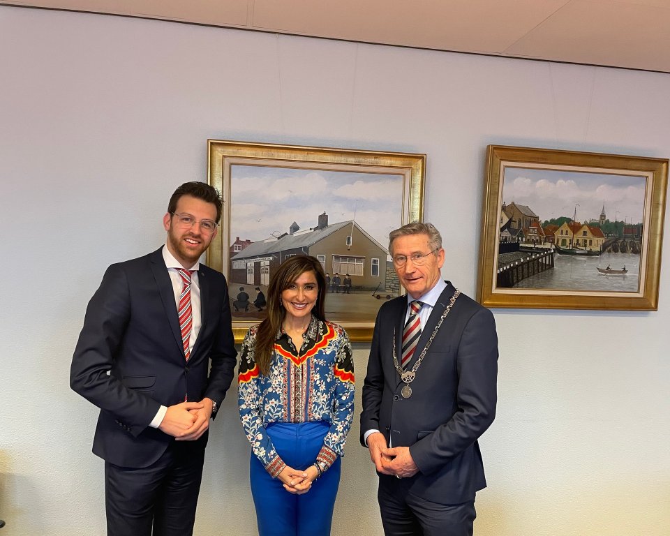 Foto van waarnemend burgemeester Jan Westmaas, wethouder Nathanaël Middelkoop en USA ambassadeur Shefali Razdan Duggal