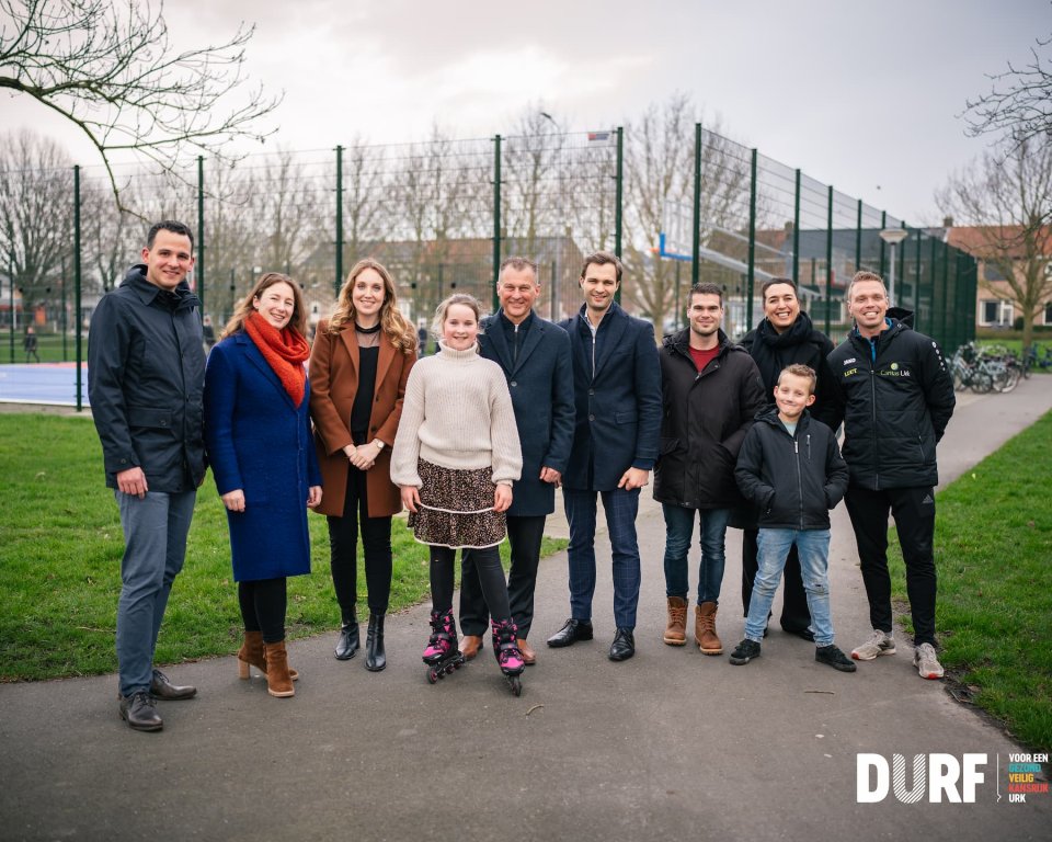 Van links naar rechts staan op de foto: Jeroen de Greeff (programma coördinator opgroeien in een kansrijke omgeving), Maaike Verbaan, beleidsadviseur gezondheidszorg gemeente Urk, Marjolein Rottiné, programmamanager DURF gemeente Urk, Freek Brouwer, wethouder gemeente Urk, Maarten van Ooijen, staatssecretaris VWS, Arjen Butter, beleidsadviseur sport en welzijn, gemeente urk, Toria Achamlal projectsecretaris bij ministerie van VWS, Luut Nentjes, Sportcoach Caritas Urk