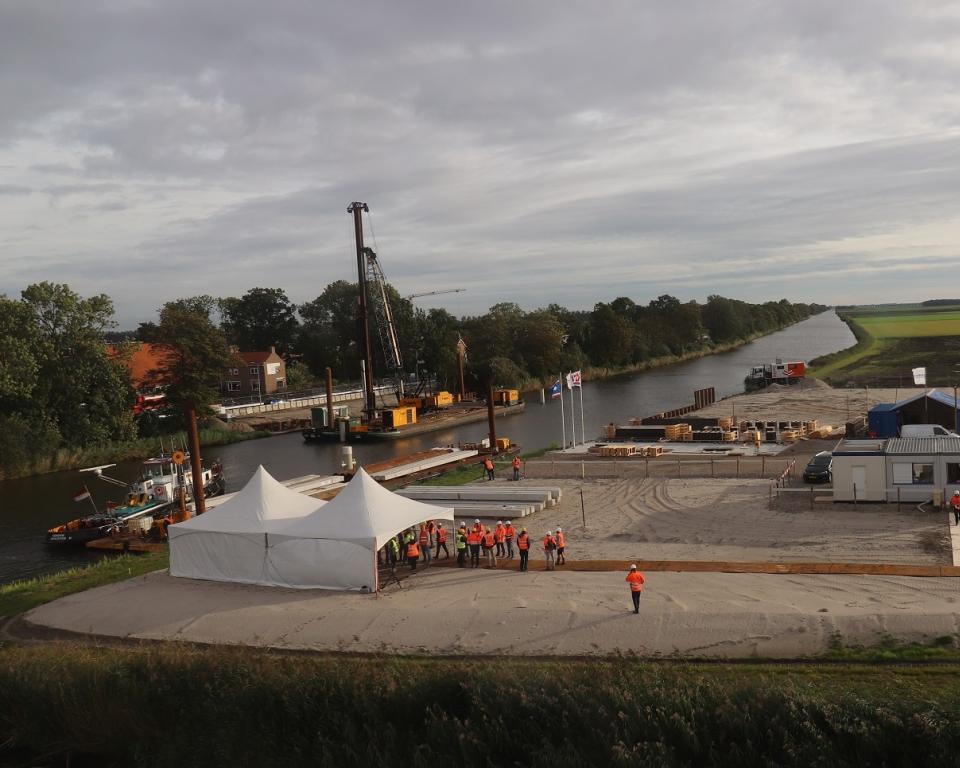 Heiwerkzaamheden bij de nieuwe brug van bovenaf gezien