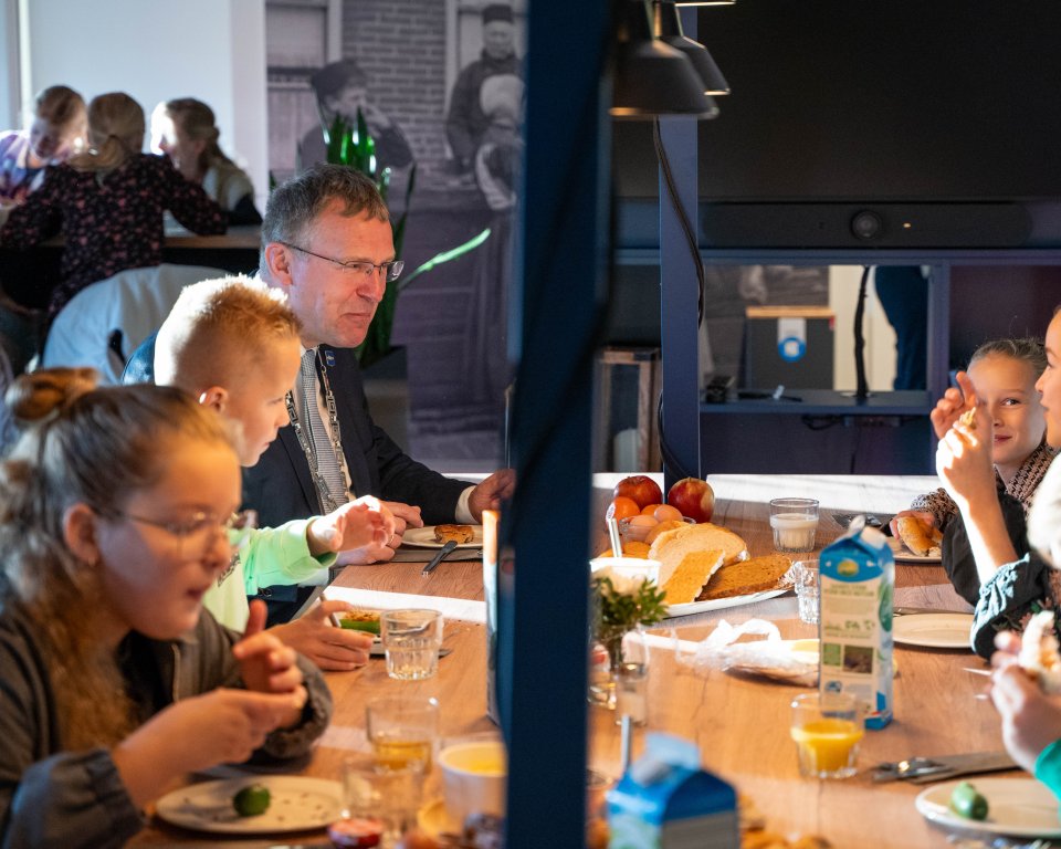 De burgemeester van Urk ontbijt met groep 6 van de Wilhelminaschool